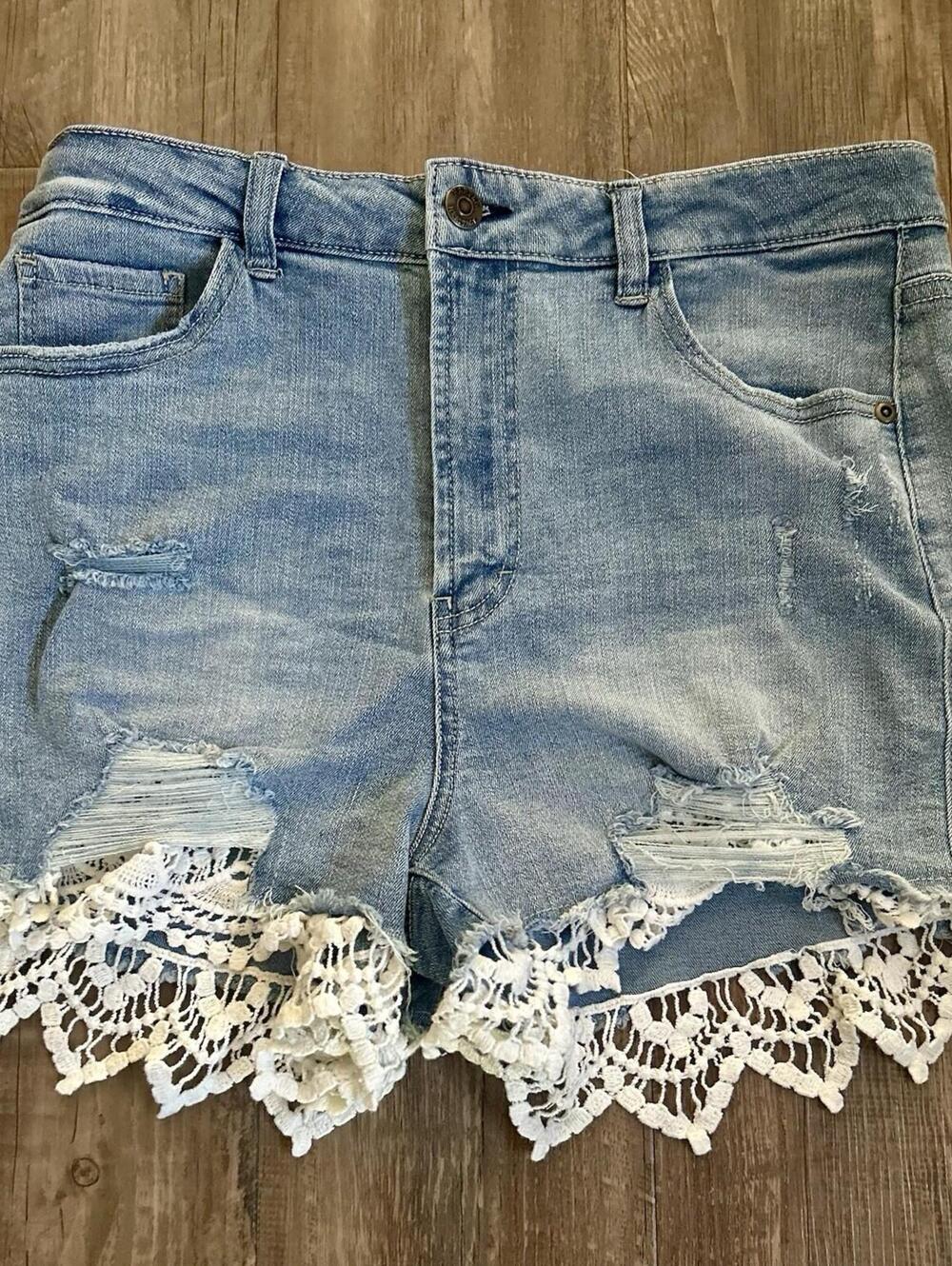 Francesca’s Harper Heritage Women’s Distressed Short Jeans W/Lace Size 30